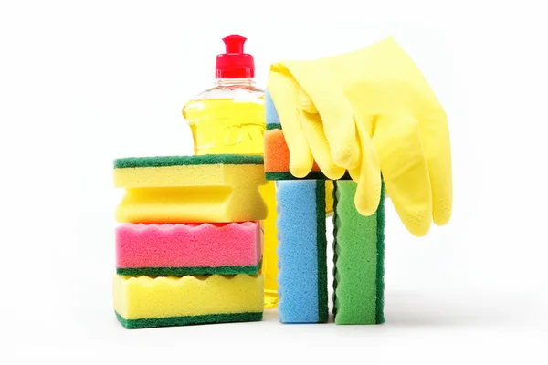 Láhev čisticího prostředku, gumové rukavice a čisticí houbička na bílé b — Stock fotografie