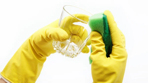 Ands στη λαστιχένια γάντια, σφουγγάρι πλύνετε το γυαλί σε ένα λευκό φόντο — Φωτογραφία Αρχείου