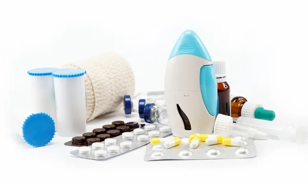 Preparazione in pillola e capsula isolata su fondo bianco — Foto Stock