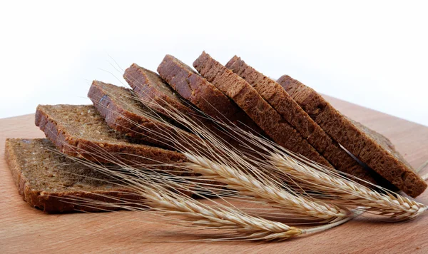 Свежий хлеб, изолированный на деревянном столе . — стоковое фото