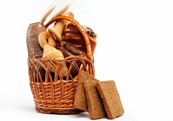 Grande varietà di pane, natura morta isolare su sfondo bianco — Foto Stock