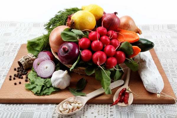 Здорова їжа. Свіжі овочі та фрукти на дерев'яній дошці . — стокове фото