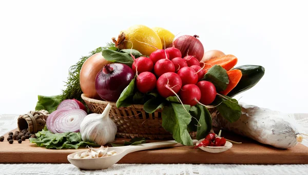 Mâncare sănătoasă. Legume proaspete și fructe pe o placă de lemn . — Fotografie, imagine de stoc
