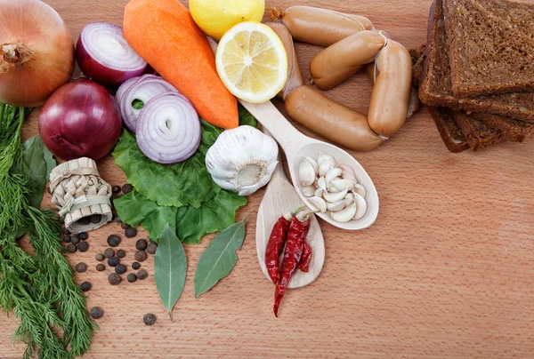 Une nourriture saine. Légumes et fruits frais sur une table en bois . — Photo