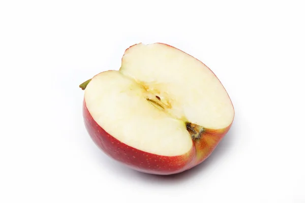 Meia maçã em um fundo branco . — Fotografia de Stock
