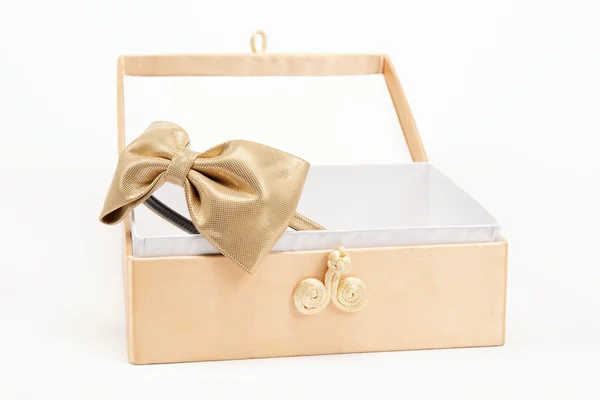 Box s dekorací na bílém pozadí — Stock fotografie