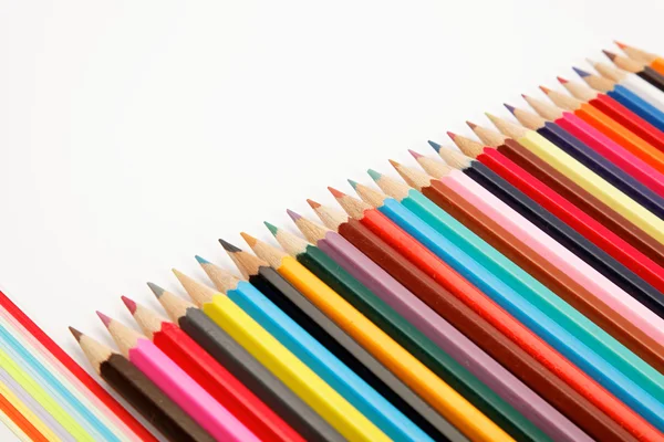 Barevný tužky pastelky v uspořádat v barevné kolo barvy na bílém pozadí — Stock fotografie