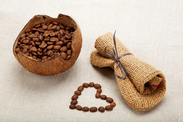 The heart of the coffee beans in a linen cloth. — Stock Photo, Image