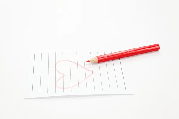 Beyaz kağıdın kırmızı kurşun kalemle çizilmiş kalp. — Stok fotoğraf