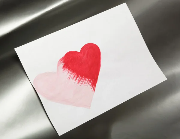 Dos corazones pintados en acuarela sobre papel blanco sobre respaldo plateado —  Fotos de Stock