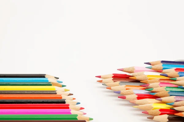 Білий фон з різнокольоровими олівцями — стокове фото