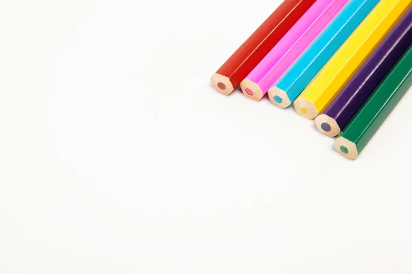 Färg pennor isolerade på vit bakgrund — Stockfoto