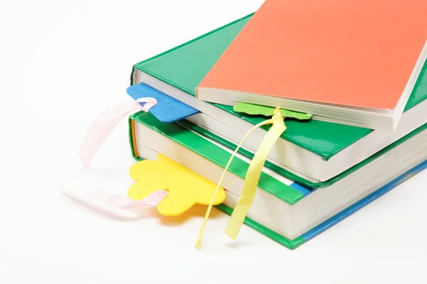 Libros con marcadores aislados sobre fondo blanco — Foto de Stock