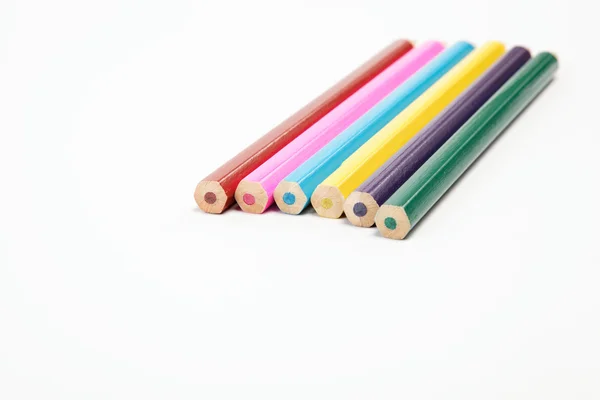 Gros plan des crayons de couleur avec différentes couleurs sur le blanc — Photo