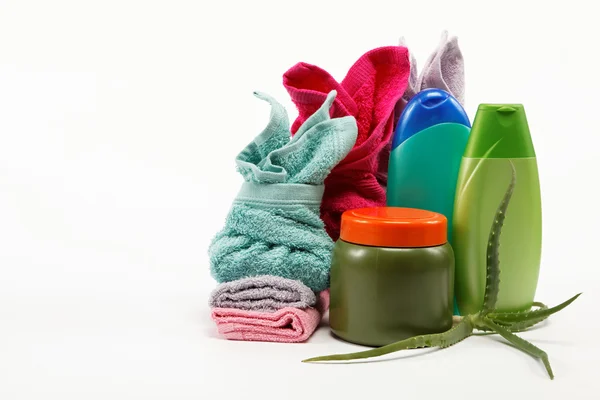Concetto Spa o bagno con asciugamani e saponi, su schienale biancogr — Foto Stock
