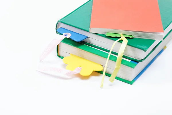 Livros com marcadores isolados sobre fundo branco — Fotografia de Stock