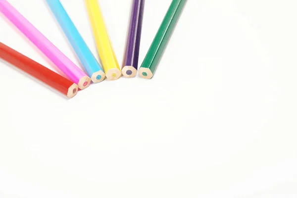 Primer plano de lápices de color con diferente color sobre fondo blanco — Foto de Stock