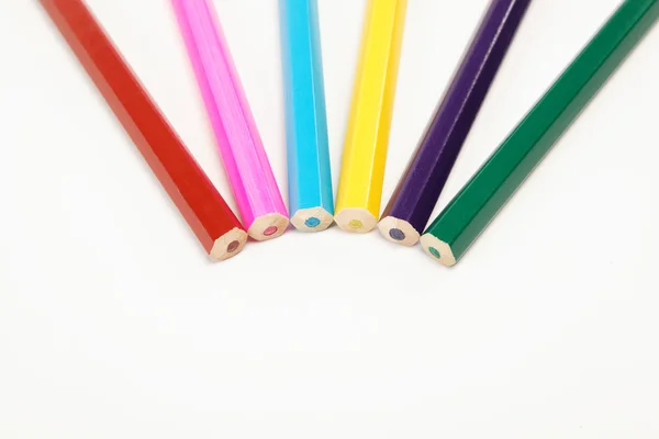 Gros plan des crayons de couleur avec différentes couleurs sur fond blanc — Photo