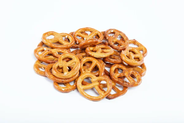 En handfull krispigt pretzels på vit bakgrund. — Stockfoto