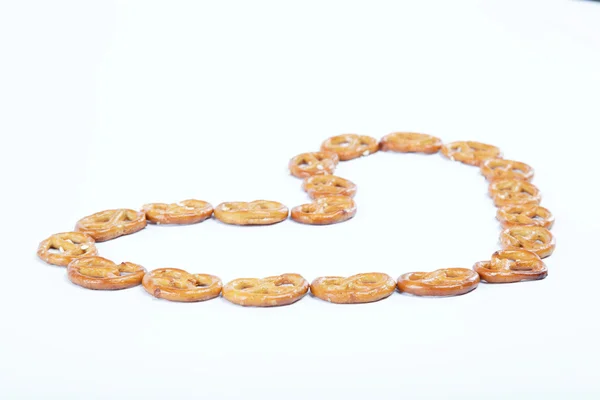 Krokante pretzels gestapeld in de vorm van het hart. — Stockfoto