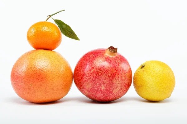 Granaatappels en citrusvruchten geïsoleerd op een witte achtergrond. — Stockfoto