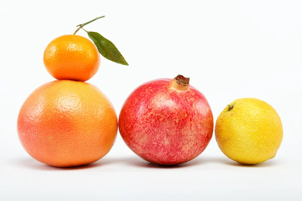 Granátová jablka a citrusové plody, izolovaných na bílém pozadí. — Stock fotografie