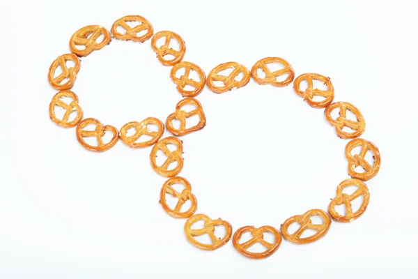 Krokante pretzels gestapeld in de vorm van acht. — Stockfoto