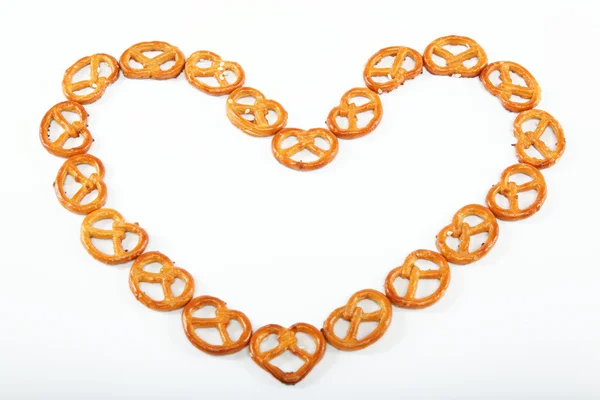 Pretzel croccanti impilati sotto forma di cuore . — Foto Stock