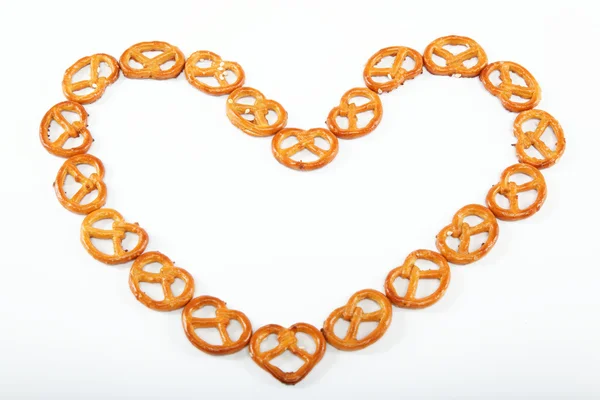 Pretzels crujientes apilados en forma de corazón . — Foto de Stock