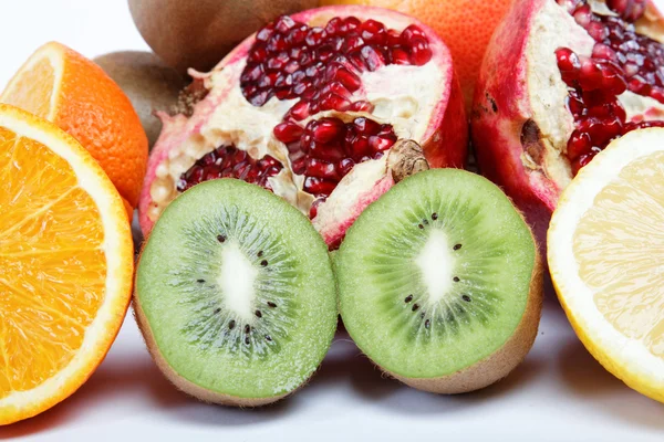 Close up de frutas tropicais em branco . — Fotografia de Stock