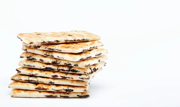 Una pila di biscotti con ripieno di caramello su fondo bianco . — Foto Stock