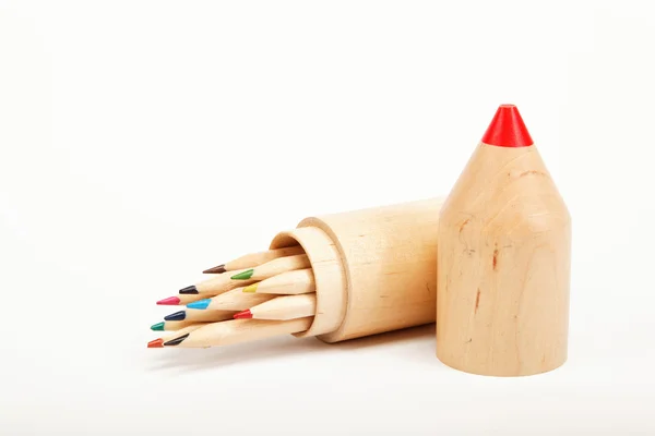 Färgpennor i en trälåda. — Stockfoto