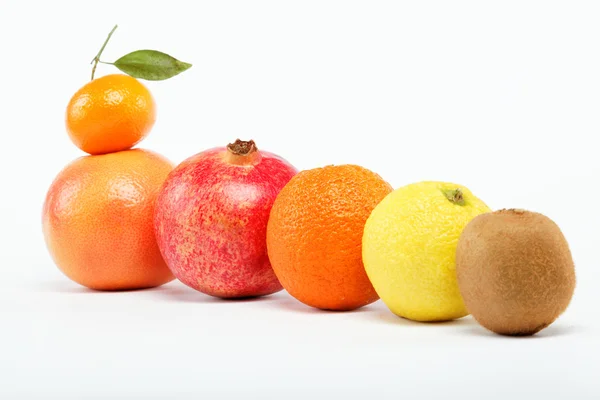 Granatäpplen och citrusfrukter isolerad på en vit bakgrund. — Stockfoto