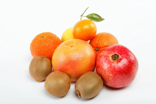 Granatäpfel und Zitrusfrüchte isoliert auf weißem Hintergrund. — Stockfoto