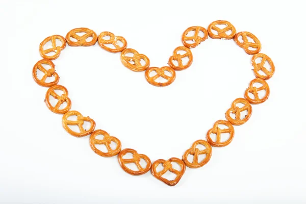 Krokante pretzels gestapeld in de vorm van het hart. — Stockfoto