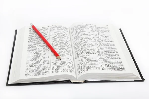 ブックを開く聖書、鉛筆・ ホワイト バック グラウンド/. — ストック写真