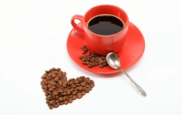 Srdce z?? od kávová zrna kolem šálek kávy na w — Stock fotografie