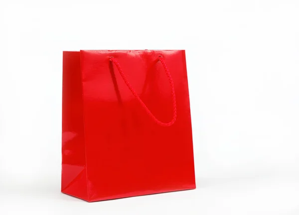 Bolsa de regalo roja y cítricos sobre fondo blanco . — Foto de Stock