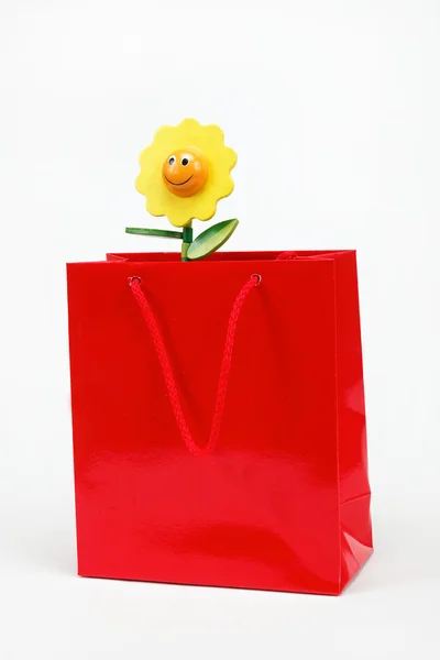 Rød gavepose og sitrusfrukter på hvit bakgrunn . – stockfoto
