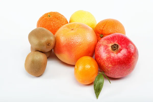 Granatäpfel und Zitrusfrüchte isoliert auf weißem Hintergrund. — Stockfoto