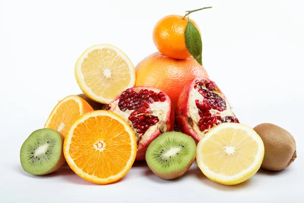 Tropische Früchte auf weißem Hintergrund. — Stockfoto