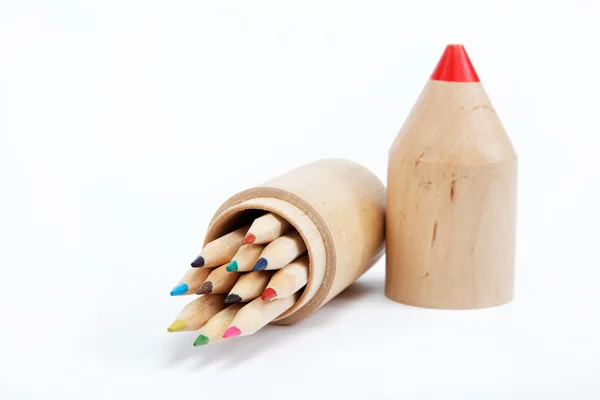 Lápis coloridos em uma caixa de madeira em um fundo branco . — Fotografia de Stock