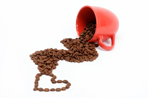 Cuore dei chicchi di caffè da una tazza rovesciata . — Foto Stock