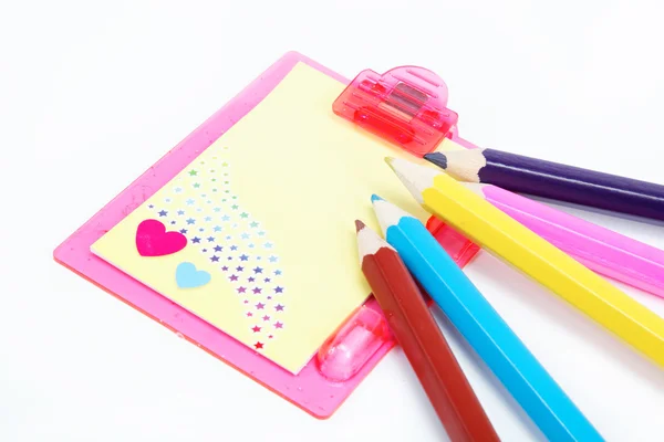 Lápices de colores y un cuaderno. — Foto de Stock