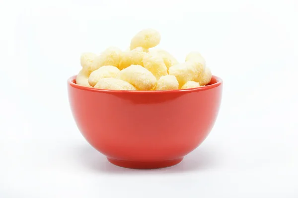 Paus de milho em uma chapa em um fundo branco . — Fotografia de Stock