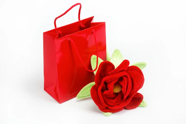 Κόκκινο δώρο τσάντα που απομονώνονται σε λευκό φόντο. — Φωτογραφία Αρχείου