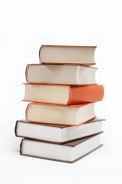 Hromada knih na bílém pozadí. — Stock fotografie