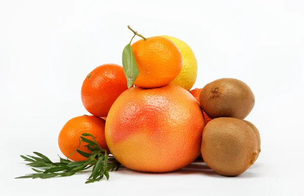 Tropische vruchten op een witte achtergrond. — Stockfoto