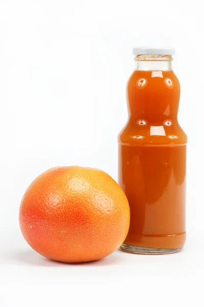 Juice i en glas flaska och tropisk frukt på en vit bakgrund — Stockfoto