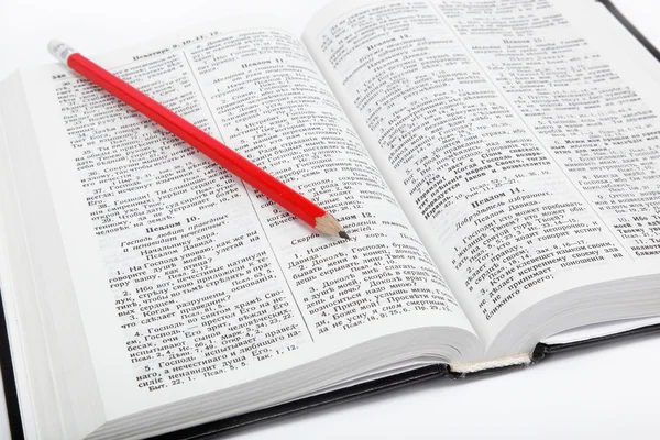 Otevřít knihu / holy bible a tužka na bílé pozadí. — Stock fotografie